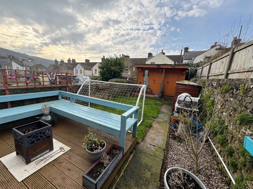 Lot: 44 - BAY FRONTED HOUSE FOR INVESTMENT - Rear garden